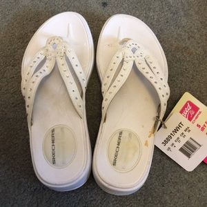 Sketchers flip flops